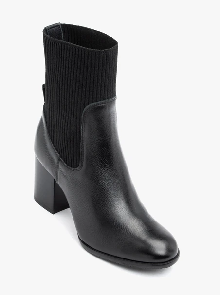 Schwarze Rahmenstiefel