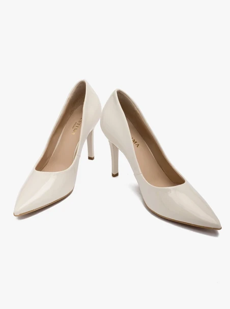 Cremefarbene lackierte Stilettos mit hohem Absatz