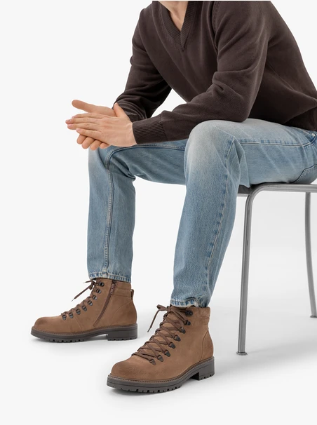 Braune Stiefel im Trekking-Stil