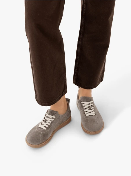 Halbschuhe aus dunkelgrauem Veloursleder