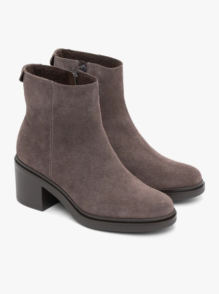Stöckelschuhe aus braunem Velours