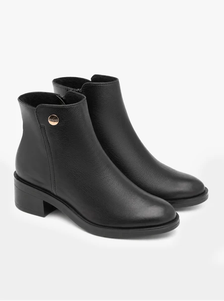 Schwarze Stiefel mit Absatz aus genarbtem Leder