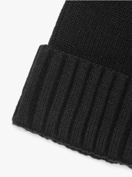 Schwarze Wintermütze