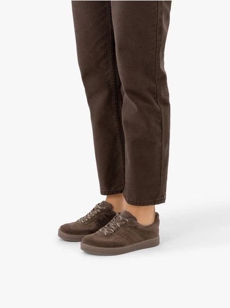 Braune Sporthalbschuhe