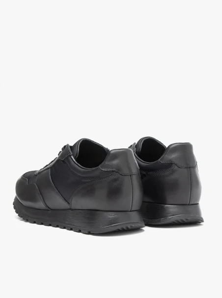 Schwarze Sporthalbschuhe