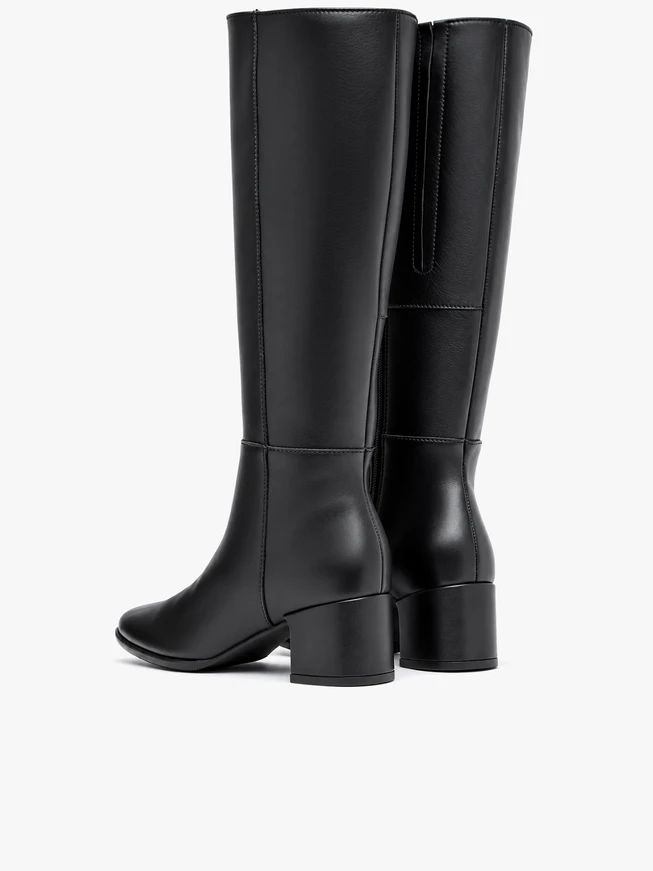 Schwarze Lederstiefel mit Absatz