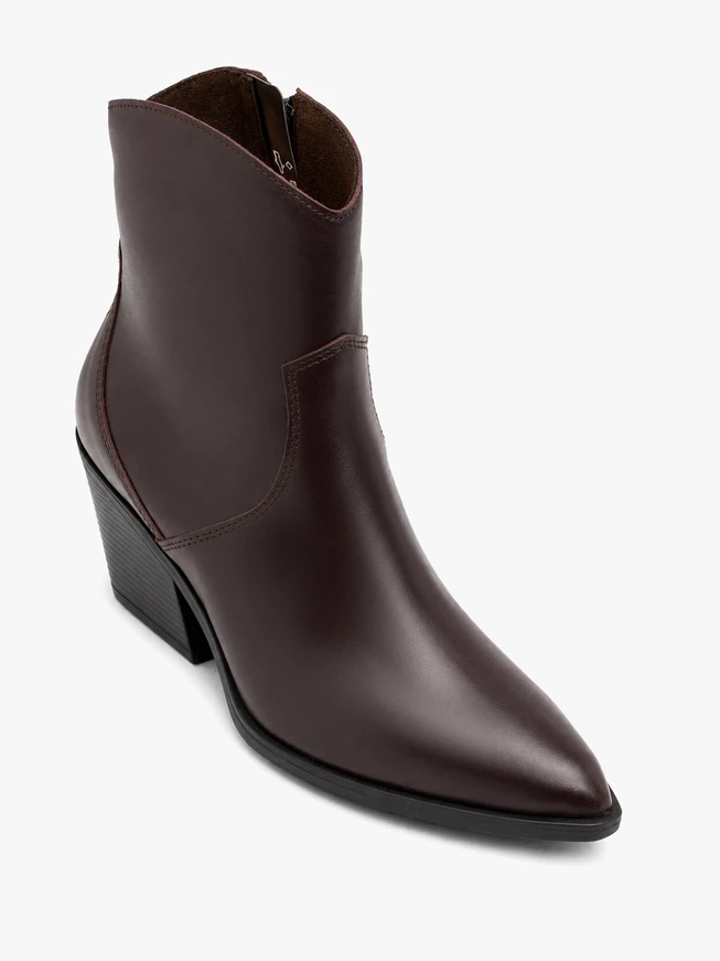 Burgunderrote Stiefeletten im Cowboy-Stil