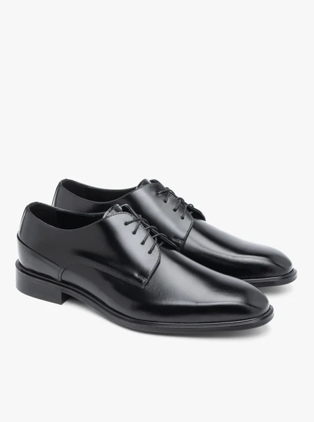 Schwarz lackierte formelle Schuhe