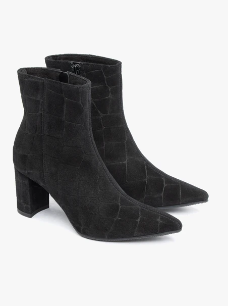 <p>Schwarze, höhere Velourslederstiefel</p>