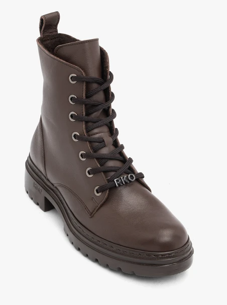 Braune Stiefel aus Glattleder mit einer dickeren Sohle