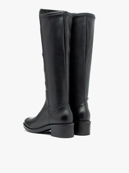 Schwarze Stiefel mit breitem Schaft