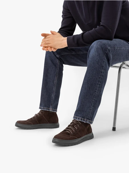 Dunkelbraune Sportstiefel