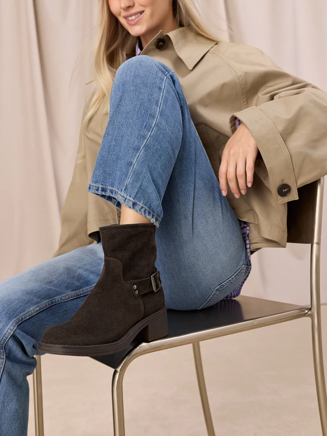 Dunkelbraune Velours-Stiefeletten mit Schnalle