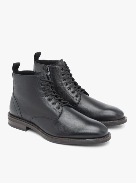 Schwarz genarbte Lederstiefel