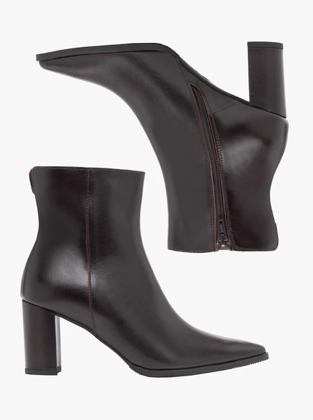 <p>Burgunderrote hohe Stiefeletten mit Blockabsatz</p>