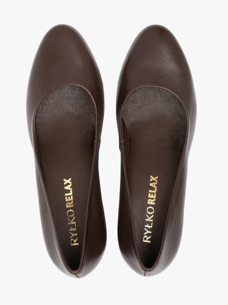 Braune Pumps mit hohem Absatz
