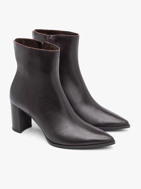 <p>Burgunderrote hohe Stiefeletten mit Blockabsatz</p>