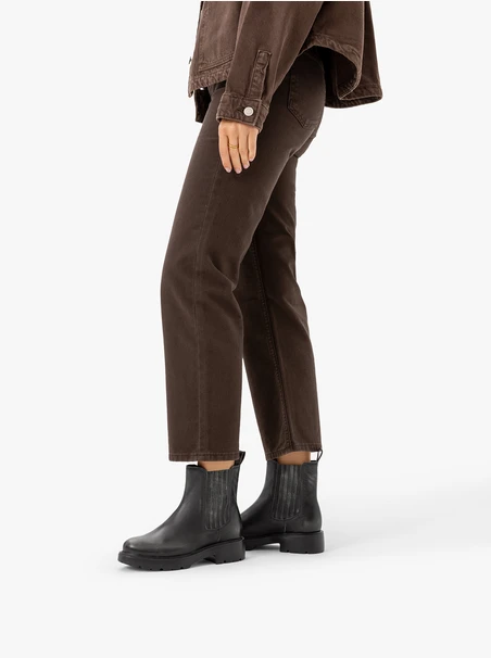 Schwarze, abgewetzte Stiefeletten