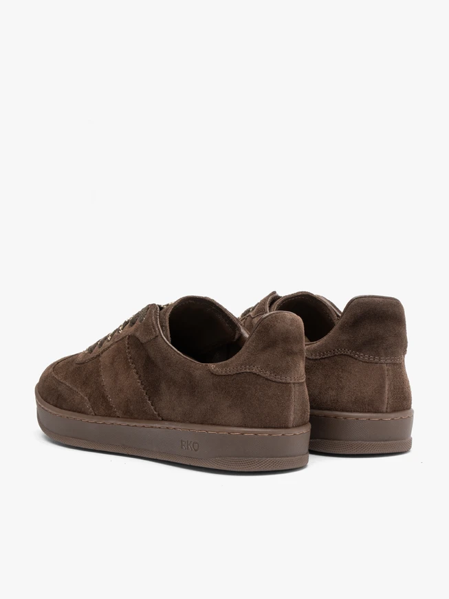 Braune Sporthalbschuhe