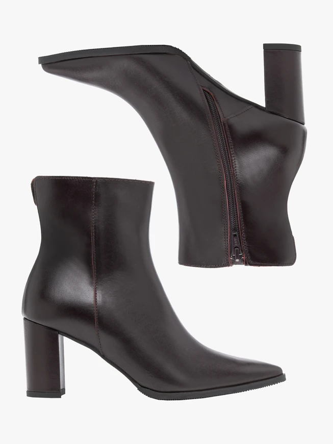 <p>Burgunderrote hohe Stiefeletten mit Blockabsatz</p>