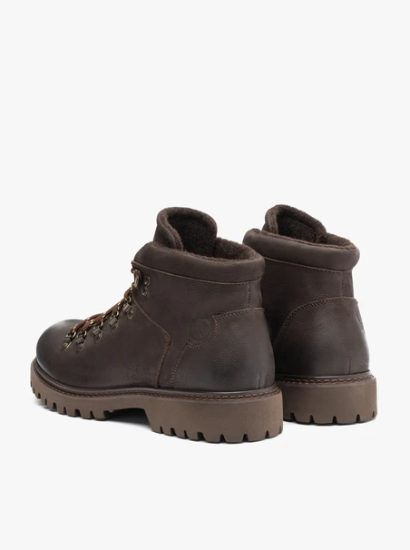 Dunkelbraune isolierte Stiefel