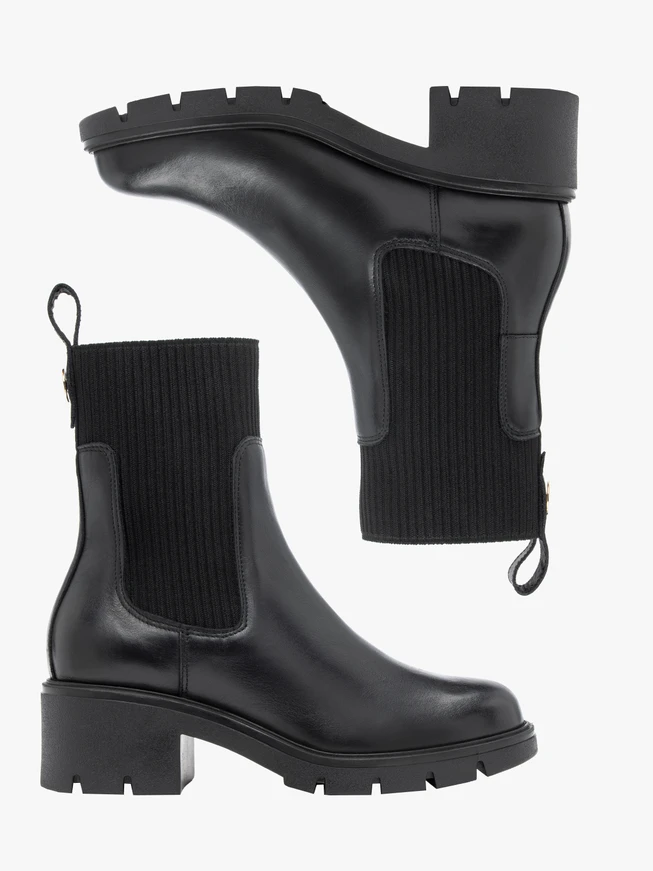 <p>Schwarze, höhere Stiefeletten mit Gummizug</p>