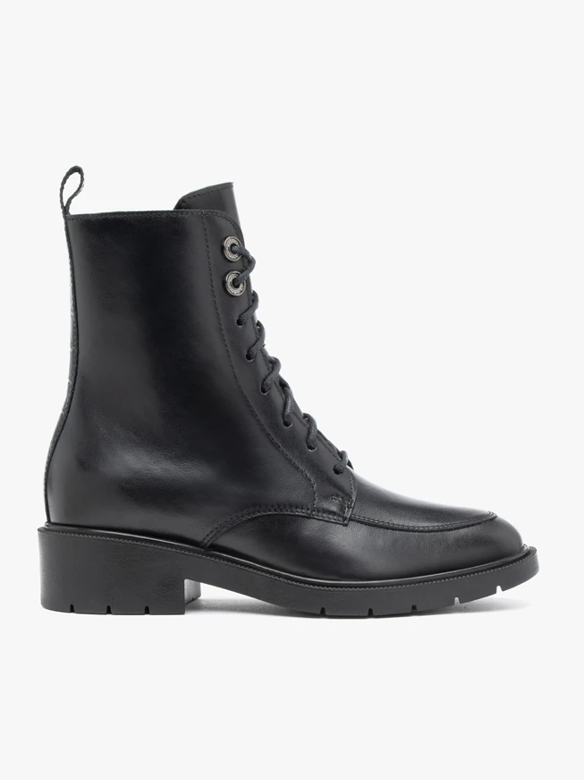 Schwarze Schnürstiefel