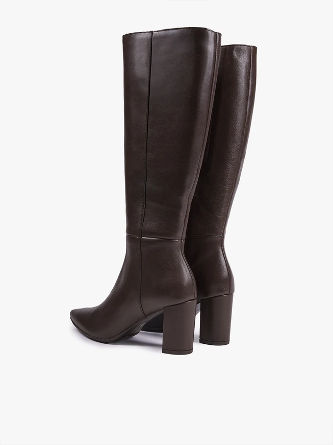 Dunkelbraune Stiefel mit schmalem Schaft