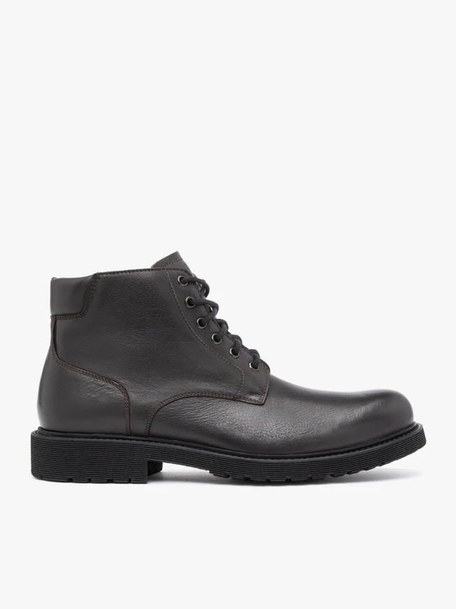 Dunkelbraune isolierte Stiefel