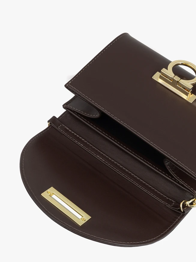 Braune Clutch mit Kette