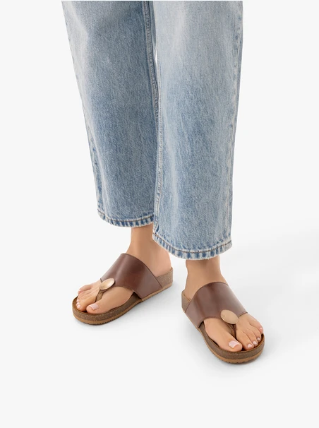 Braune Leder-Flip-Flops mit Verzierung