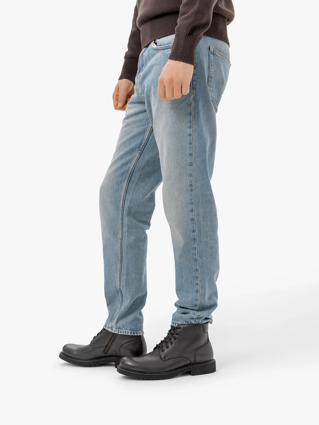 Dunkelbraune isolierte Stiefel