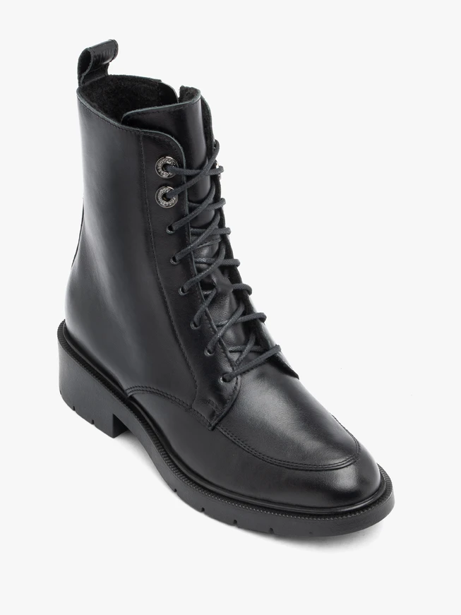 Schwarze Schnürstiefel