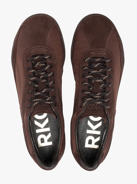Kastanienbraune Sporthalbschuhe