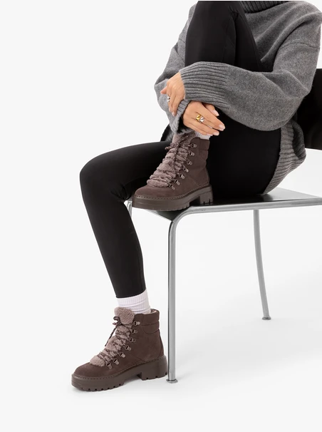 Braune Schneestiefel mit Fellbesatz