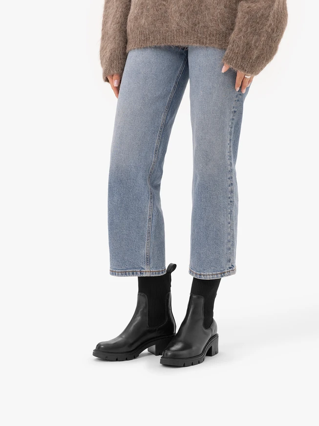 Schwarze, höhere Stiefeletten mit Gummizug