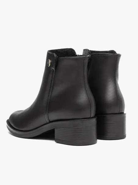Schwarze Stiefel mit Absatz aus genarbtem Leder