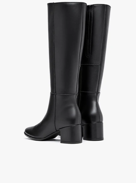 Schwarze Lederstiefel mit Absatz