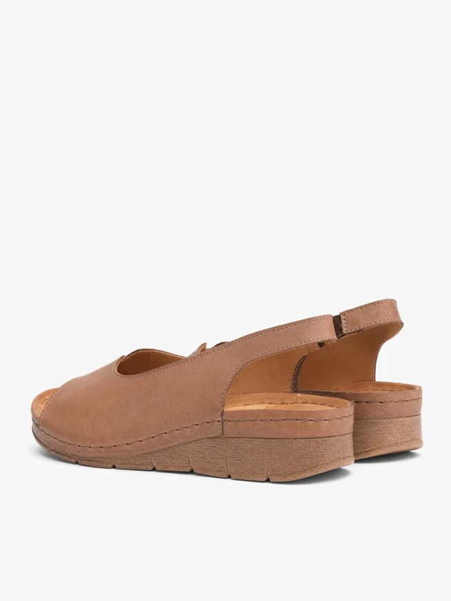 Hellbraune Sandalen aus genarbtem Leder