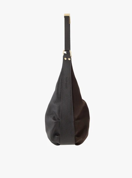 Eine dunkelbraune, weiche Handtasche