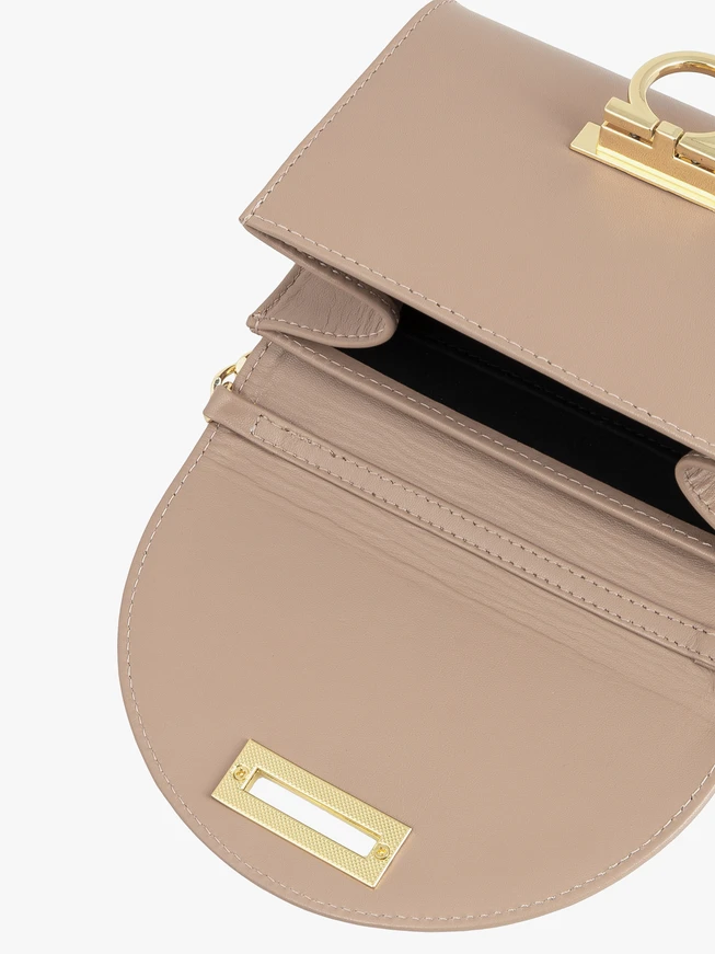 Beigefarbene Kupplungstasche mit Kette