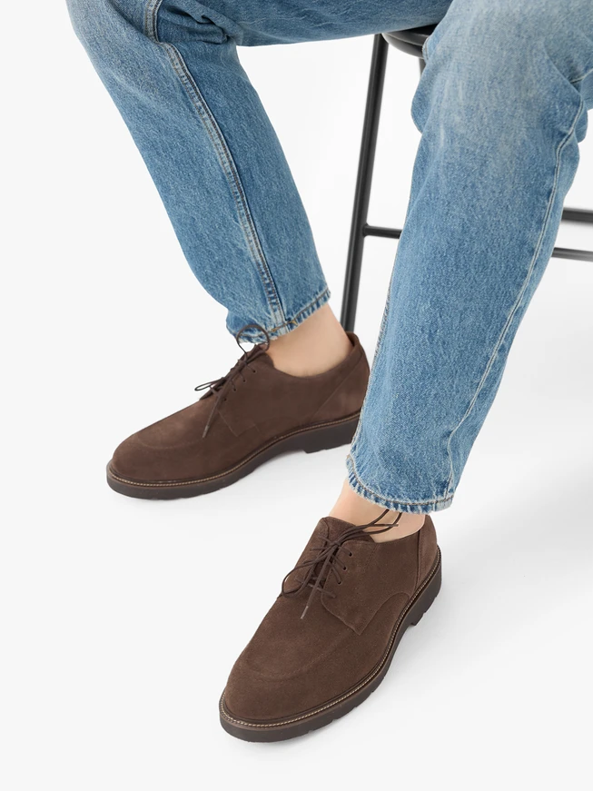 Halbschuhe aus dunkelbraunem Veloursleder