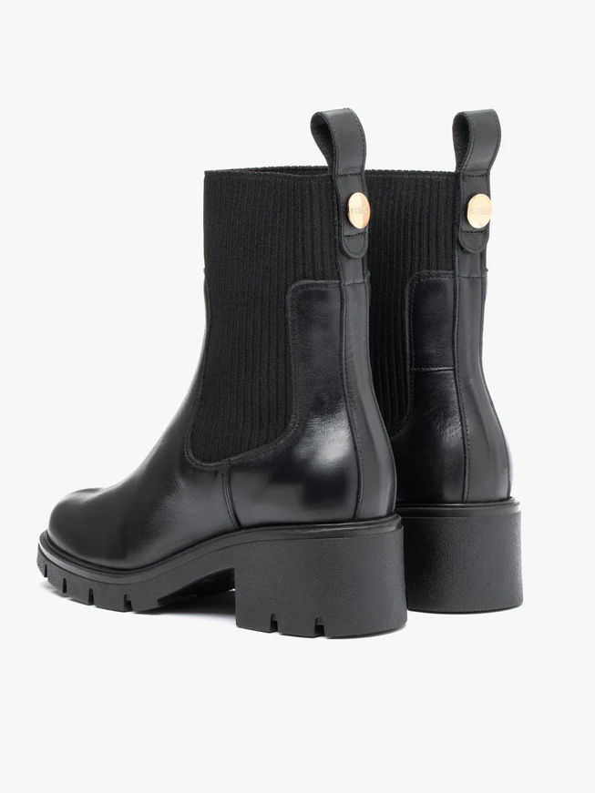 <p>Schwarze, höhere Stiefeletten mit Gummizug</p>