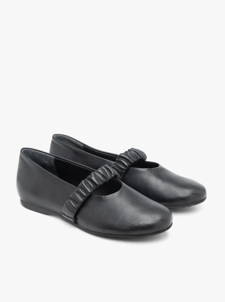 Schwarze Ballerinas mit Kringelriemen