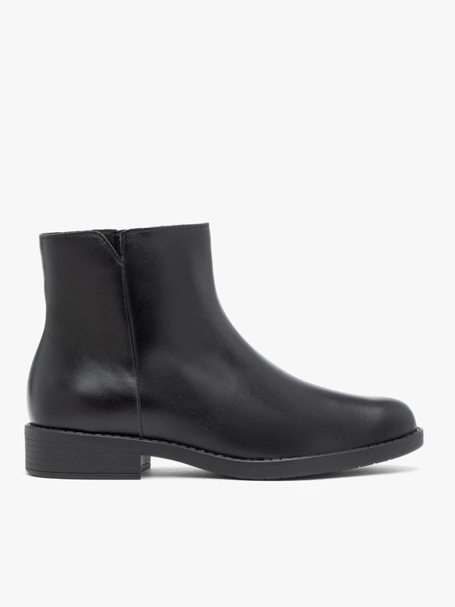 Schwarz genarbte Lederstiefel