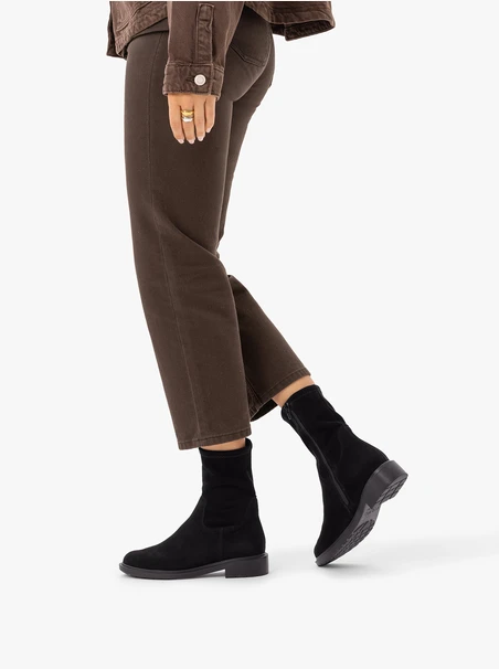 Schwarze höhere Stiefel