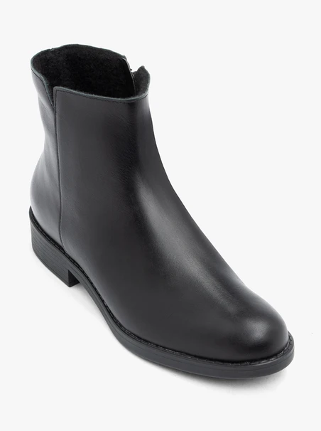 Schwarz genarbte Lederstiefel