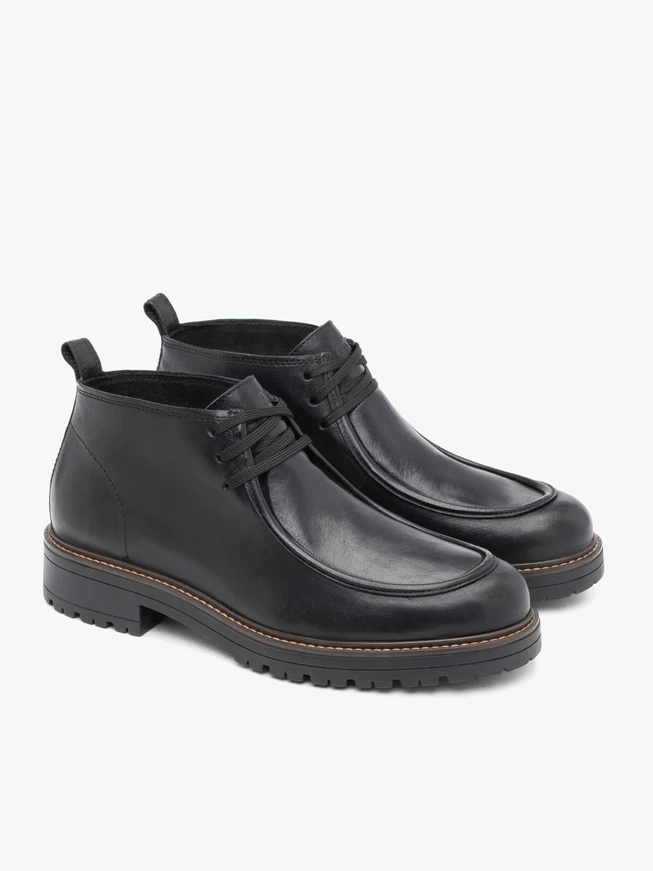 Schwarz genarbte Lederstiefel