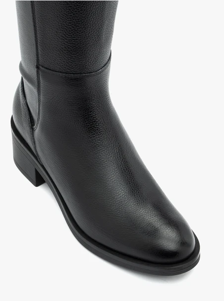 Schwarze Stiefel mit schmalem Schaft