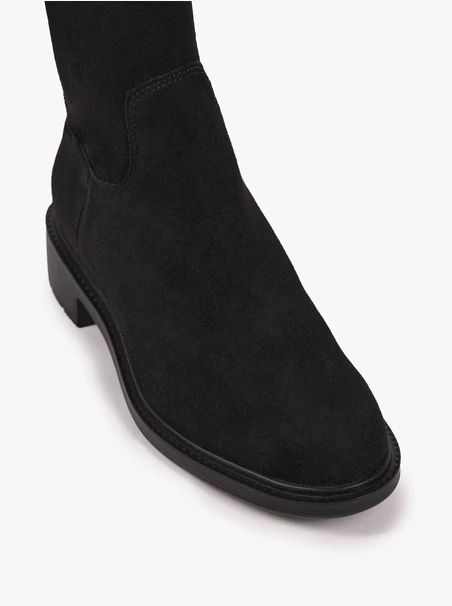 Schwarze höhere Stiefel